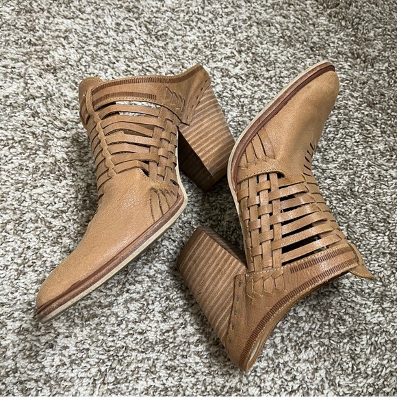 Dolce Vita Shoes - DOLCE VITA Camel Brown Almond Toe Block Heel Slip On Leather Mules Size 8.5